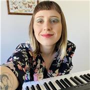 Professora de inglês oferece aulas totalmente em inglês